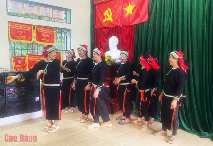 Câu lạc bộ dân ca, dân vũ xóm Phja Cọ, xã Nam Quang góp phần gìn giữ bản sắc văn hóa dân tộc và củng cố khối đại đoàn kết ở khu dân cư.