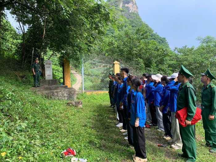 Cán bộ Đồn Biên phòng Thị Hoa giới thiệu về vị trí, ý nghĩa của hệ thống đường biên, mốc quốc giới; tuyên truyền những nội dung cơ bản của 3 văn kiện pháp lý về biên giới đất liền Việt Nam - Trung Quốc.