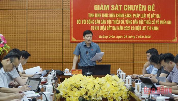 Phó Trưởng đoàn chuyên trách Đoàn ĐBQH tỉnh Dương Mạc Kiên phát biểu tại buổi giám sát.