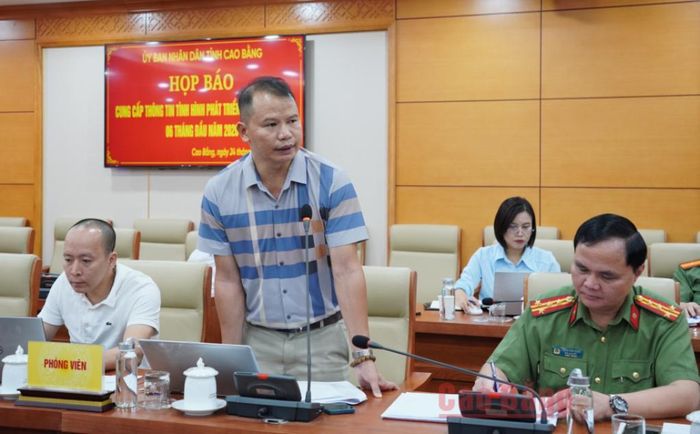 Phóng viên Báo Tiền Phong trao đổi, đặt câu hỏi về các giải pháp thực hiện mục tiêu tăng trưởng GRDP hai con số của tỉnh tại họp báo.
