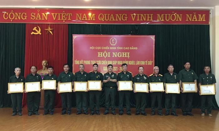 Đồng chí Ngân Bá Đinh, Chủ tịch Hội Cựu chiến binh tỉnh trao bằng khen của UBND tỉnh cho các cá nhân.