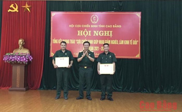 Thiếu tướng Nguyễn Tiến Thắng, Phó Trưởng ban Công tác Trung ương Hội CCB Việt Nam tặng Bằng khen của Trung ương Hội CCB Việt Nam cho các cá nhân có thành tích xuất sắc trong phong trào thi đua "CCB giúp nhau giảm nghèo, làm kinh tế giỏi" giai đoạn 2021 - 2026.