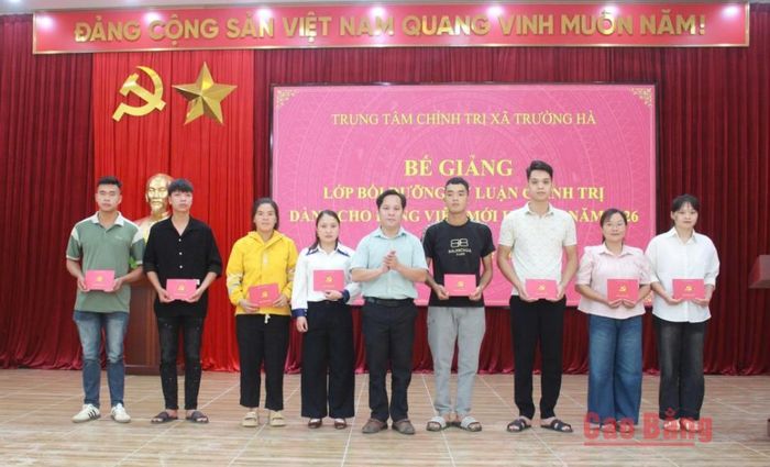 Lãnh đạo Trung tâm Chính trị xã Trường Hà trao giấy chứng nhận cho các học viên.