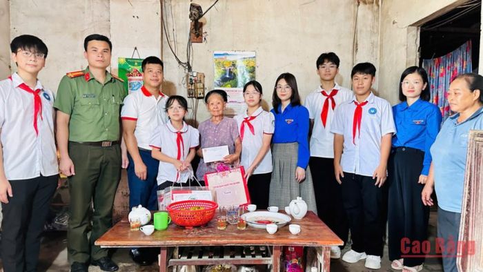 Đoàn công tác thăm, tặng quà bà Phùng Thị Phấn, con liệt sĩ.