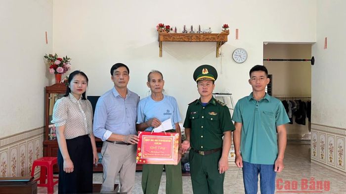 Đoàn công tác tặng quà gia đình chính sách trên địa bàn xã Đức Long.