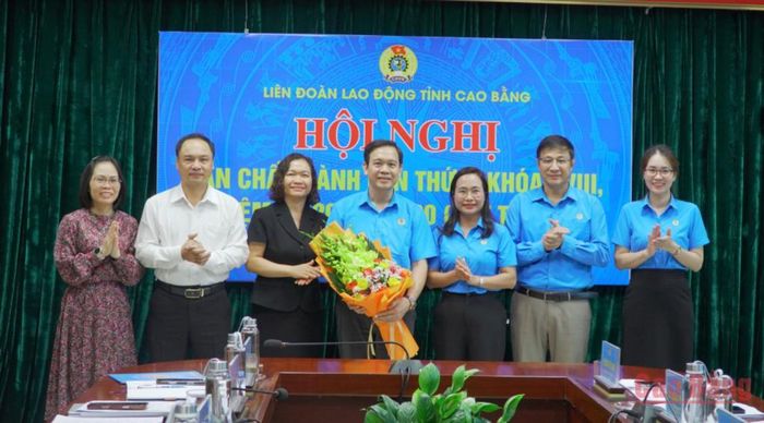 Đại diện lãnh đạo Ban Tổ chức Tỉnh ủy, Ủy ban MTTQ tỉnh, LĐLD tỉnh tặng hoa chúc mừng tân Chủ tịch Liên đoàn Lao động tỉnh.