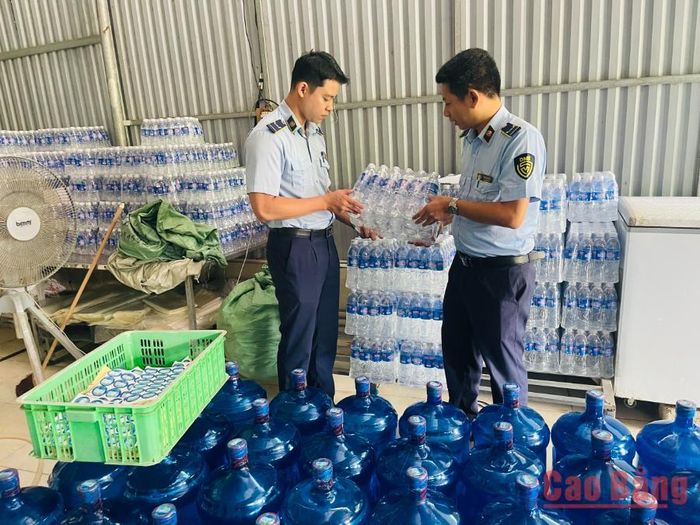 Cán bộ Đội Quản lý thị trường số 1 kiểm tra hộ kinh doanh N.T.H, tại tổ Duyệt Trung 1, phường Tân Giang.