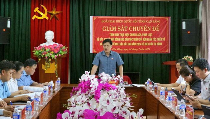Đồng chí Dương Mạc Kiên, Phó Trưởng đoàn chuyên trách Đoàn ĐBQH tỉnh phát biểu tại buổi giám sát.