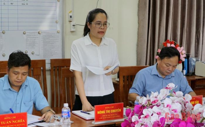 Lãnh đạo xã Kim Đồng báo cáo tình hình thực hiện Luật Đất đai năm 2024 đối với đồng bào DTTS trên địa bàn.