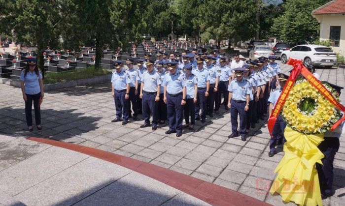 Cán bộ, công chức Chi cục Quản lý thị trường tỉnh dâng hương các Anh hùng liệt sĩ.