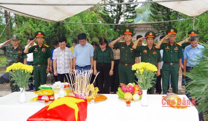 Lễ truy điệu, an táng hài cốt liệt sĩ Nguyễn Đức Vui tại Nghĩa trang Liệt sĩ Phục Hòa.