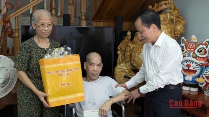 Trưởng Ban Tuyên giáo và Dân vận Tỉnh ủy Nông Thanh Tùng thăm và tặng quà thương binh Hoàng Văn Tung, tổ Tân Thanh 2.