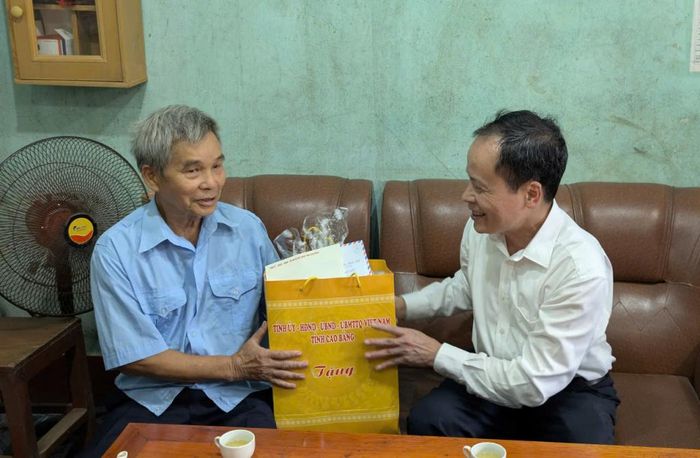 Đoàn thăm và tặng quà ông Trần Thanh Bình, tham gia hoạt động kháng chiến bị nhiễm chất độc hóa học.
