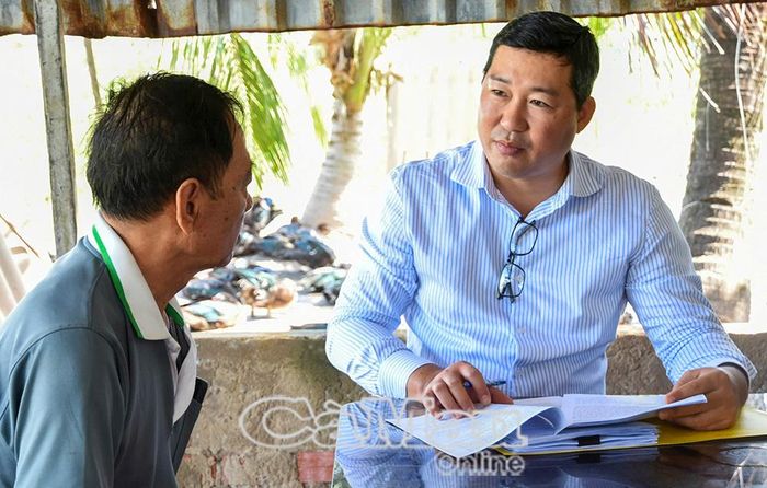 Trợ giúp viên pháp lý Trần Minh Thư hỗ trợ ông Đặng Hoàng Ngân (xã Vĩnh Hậu), người khuyết tật có khó khăn về tài chính, thuộc diện được trợ giúp pháp lý.