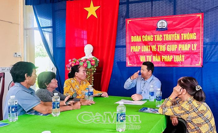 Trợ giúp viên pháp lý Trần Minh Thư tư vấn pháp luật miễn phí cho người dân tại xã Vĩnh Phước.