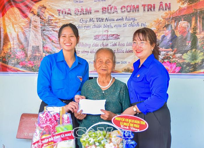  Đoàn thanh niên các cơ quan Đảng tỉnh, Xã đoàn Trí Phải cùng các đơn vị trao những suất quà đền Mẹ VNAH Đoàn Thị Cưởng.