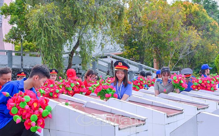 Hơn 1.700 đóa hoa sen được thay mới tại các phần mộ liệt sĩ mang cảnh quan trang nghiêm, ấm cúng dịp 27/7.