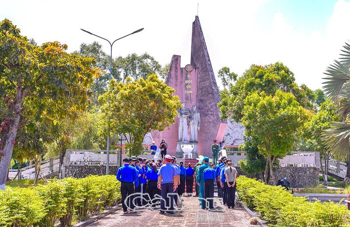 Tại xã Trí Phải, đoàn viên, thanh niên thành kính dâng hương tại tượng đài nghĩa trang liệt sĩ.