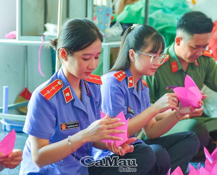 Các bạn chuẩn bị hoa sen giấy cho lễ viếng nghĩa trang liệt sĩ vào tối ngày 24/7.