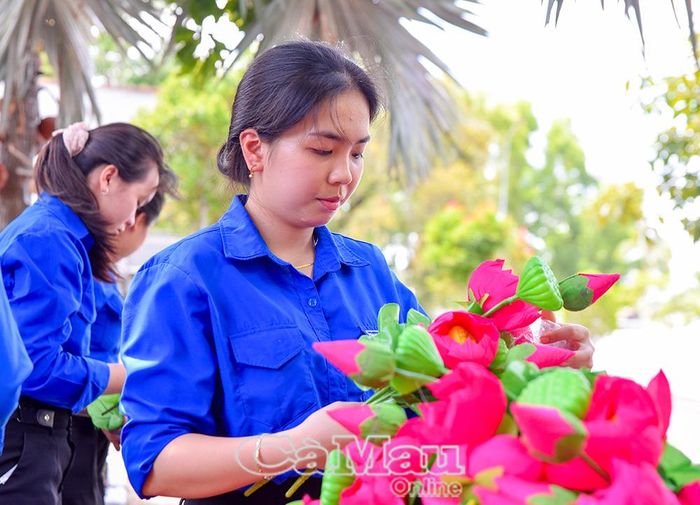  Mỗi đóa hoa là một lời tri ân của tuổi trẻ hôm nay đến những người ngã xuống vì độc lập dân tộc.