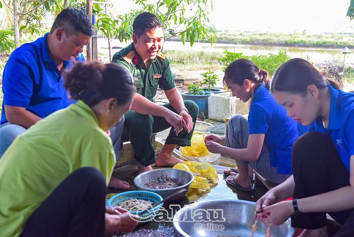 Tuổi trẻ các đơn vị nấu mâm cơm tri ân, gắn kết hai thế hệ từ những bài học được cha, ông.