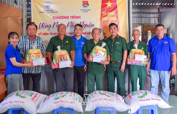  5 phần quà tri ân được trao tặng đến các gia đình thương binh tại Xã Hồ Thị Kỷ.