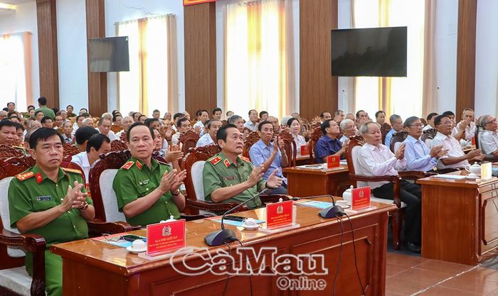 Các đại biểu tham dự họp mặt.