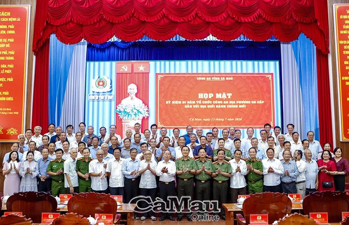 Ban Giám đốc Công an tỉnh chụp ảnh lưu niệm cùng các đồng chí nguyên lãnh đạo Công an tỉnh, Anh hùng Lực lượng vũ trang nhân dân, lãnh đạo Hội Cựu công an nhân dân tỉnh, nguyên trưởng phòng, nguyên trưởng công an cấp huyện qua các thời kỳ.