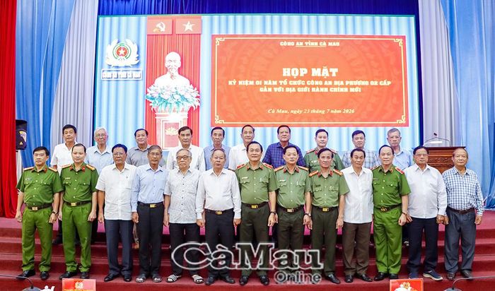 Ban Giám đốc Công an tỉnh chụp ảnh lưu niệm cùng các đồng chí nguyên lãnh đạo Công an tỉnh qua các thời kỳ.