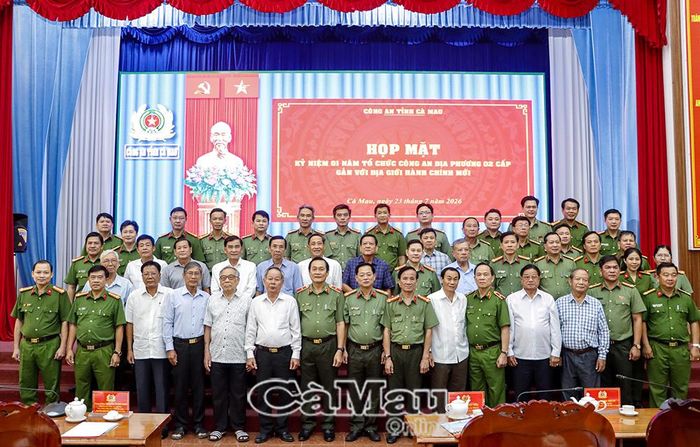 Ban Giám đốc Công an tỉnh và trưởng các phòng, trưởng công an xã, phường chụp ảnh lưu niệm cùng các đồng chí nguyên lãnh đạo Công an tỉnh.