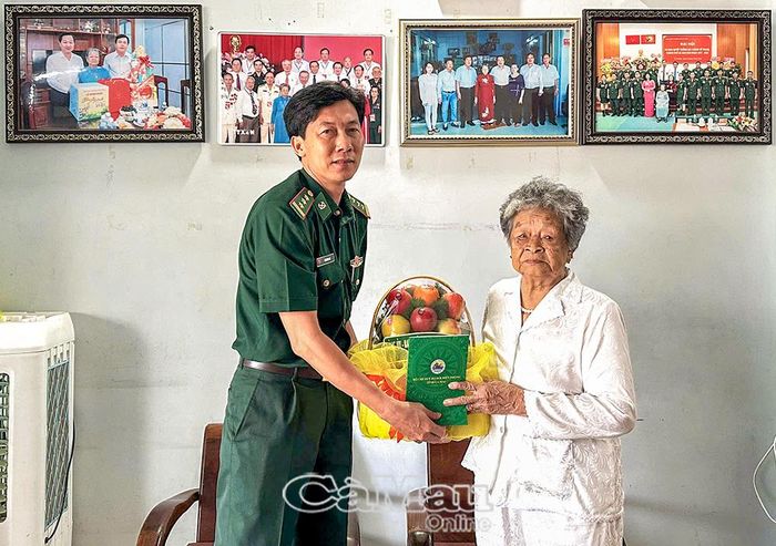 Thượng tá Lê Hoàng On, Phó Chủ nhiệm Chính trị BĐBP tỉnh Cà Mau, thăm hỏi, tặng quà Mẹ VNAH Nguyễn Kim Mai, Khóm 7, phường Tân Thành.