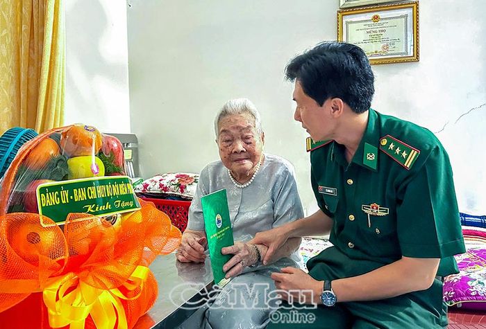 Thượng tá Lê Hoàng On, Phó Chủ nhiệm Chính trị BĐBP tỉnh Cà Mau, thăm hỏi, tặng quà Mẹ VNAH Lê Thị Chi, Khóm 8, Phường Lý Văn Lâm.