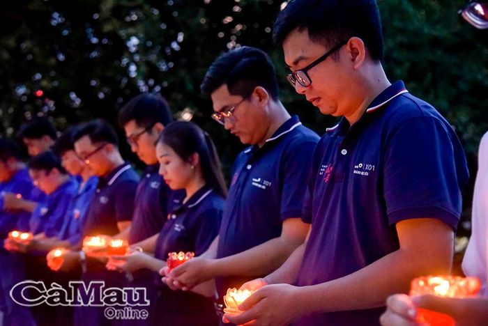 Thắp ngọn nến tri ân, các bạn trẻ dành phút mặc niệm để tưởng nhớ sâu sắc công ơn của các Anh hùng liệt sĩ.