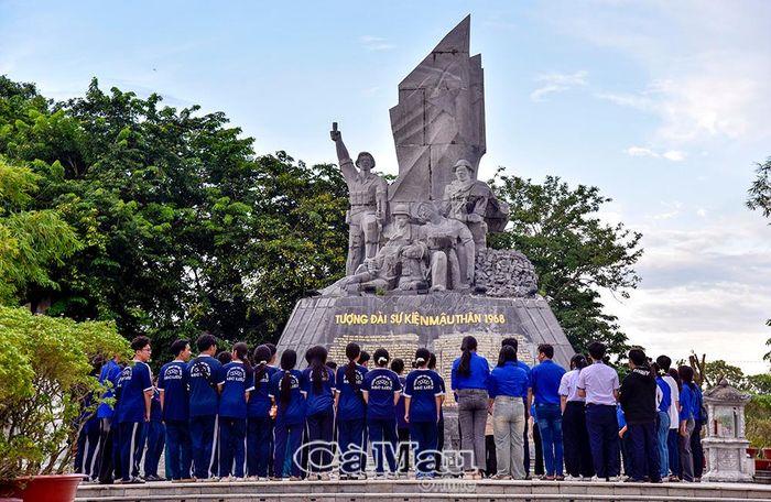  Đoàn đại biểu trang nghiêm viếng Tượng đài sự kiện Mậu Thân năm 1968.