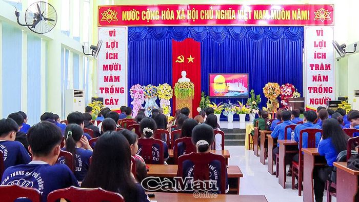  Đoàn viên - thanh niên xem phim tư liệu “200 ngày đêm sự kiện tập kết năm 1954 tại tỉnh Cà Mau”.