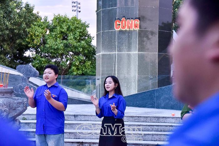 Đoàn viên - thanh niên sinh hoạt văn nghệ về đề tài cách mạng, tạo không khí đầy phấn khởi, tự hào.