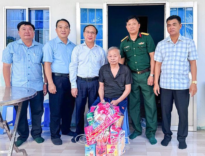  Phó Chủ tịch HĐND tỉnh Phan Hoàng Vũ (thứ ba từ trái sang), 