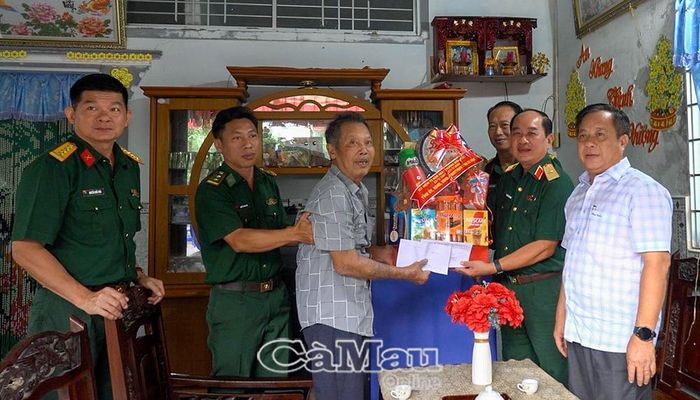 Đoàn công tác thăm, tặng quà ông Huỳnh Anh Đấu, thương binh 2/4 (Ấp 13).