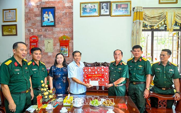 Thiếu tướng Nguyễn Văn Ngành, Chỉ huy trưởng Bộ CHQS tỉnh Cà Mau, thăm, tặng quà tri ân Thiếu tướng Phạm Hoàng Sâm.