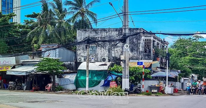 Đối với Dự án Khu Trung tâm Thương mại Bạc Liêu (khu Thành Gạt cũ, nay thuộc phường Bạc Liêu), UBND tỉnh cho biết, sẽ tiếp tục chỉ đạo các cơ quan chức năng triển khai thực hiện các kiến nghị, giải pháp đã được nêu trong Kết luận thanh tra số 38/KL-TT ngày 8/6/2026 của Chánh Thanh tra tỉnh.
