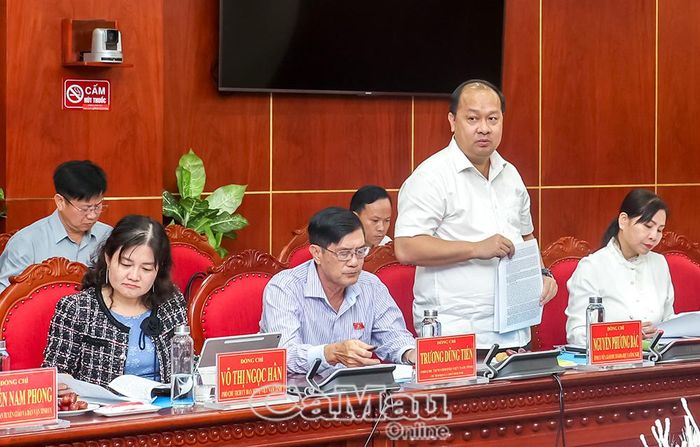 Đồng chí Nguyễn Phương Bắc, Giám đốc Sở Khoa học và Công nghệ, đại biểu Quốc hội tỉnh Cà Mau, trao đổi về kiến nghị của cử tri liên quan tình trạng bồi lắng nghiêm trọng tại cửa biển Khánh Hội (xã Khánh Lâm), ảnh hưởng đến hoạt động khai thác thủy sản và hậu cần nghề cá.