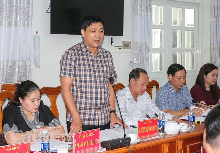 Phó Giám đốc Sở NN&amp;MT Huỳnh Thanh Dũng báo cáo về tình hình xử lý vi phạm liên quan đến công trình xây dựng của ông Hồ An Tập (Khóm 6, phường Tân Thành).