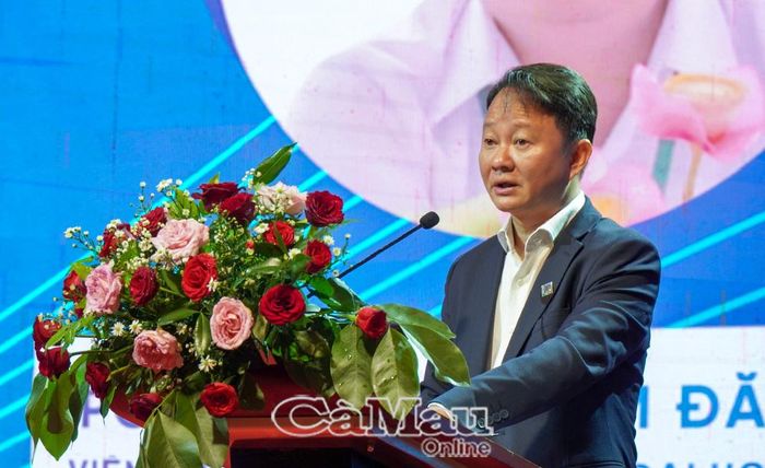 PGS.TS Văn Phạm Đăng Trí, Viện trưởng Viện Mekong (Đại học Cần Thơ), phát biểu tham luận.