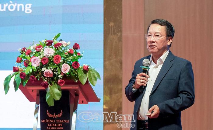 Tiến sĩ Thái Trường Giang, Phó Giám đốc Sở Khoa học và Công nghệ tỉnh Cà Mau, chia sẻ về tính cấp bách của chuyển đổi xanh tại hội thảo.