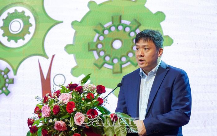 Thạc sĩ Đinh Nam Vinh, Vụ Đánh giá và Thẩm định công nghệ (Bộ Khoa học và Công nghệ), trình bày tham luận "Định hướng phát triển kinh tế xanh, chuyển đổi số của Việt Nam tại đồng bằng sông Cửu Long".