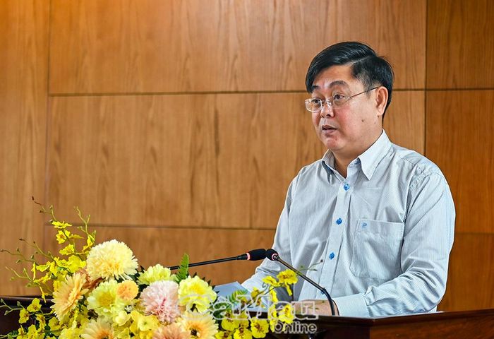 Phó Trưởng ban Tuyên giáo và Dân vận Tỉnh ủy Phạm Minh Luyến trình bày báo cáo trung tâm về kết quả hoạt động 6 tháng đầu năm, phương hướng thực hiện nhiệm vụ 6 tháng cuối năm của 3 đơn vị.