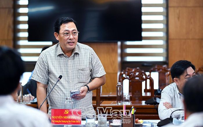 Phó Trưởng Thường trực Ban Tổ chức Tỉnh ủy Nguyễn Minh Phụng trao đổi với các đơn vị về định biên công chức, viên chức, đảm bảo nguồn lực về con người đáp ứng yêu cầu phát triển.