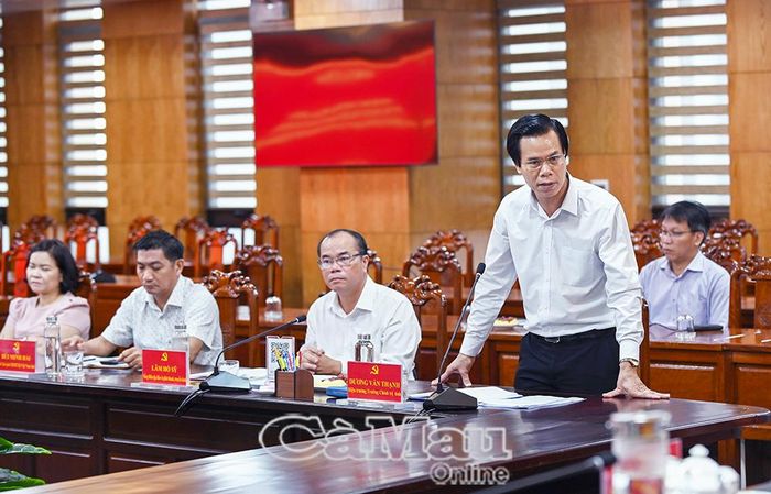 Hiệu trưởng Trường Chính trị tỉnh Dương Văn Thạnh phát biểu ý kiến tại buổi làm việc.