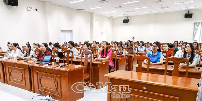 80 học viên tham gia lớp tập huấn tập trung tiếp thu kiến thức về khởi nghiệp và phát triển kinh tế tập thể.