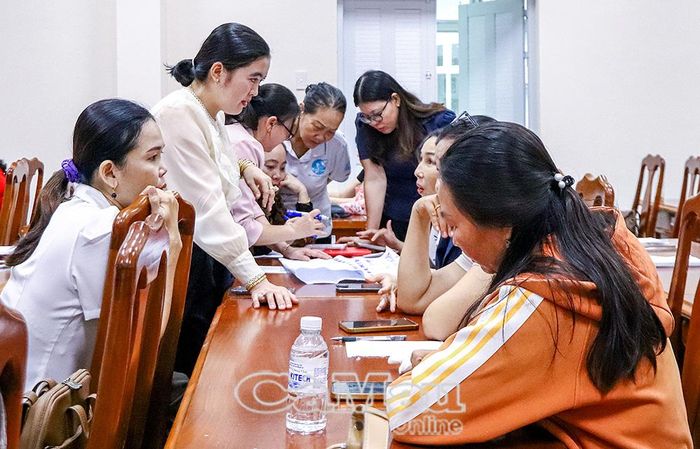 Các học viên tích cực thảo luận nhóm.